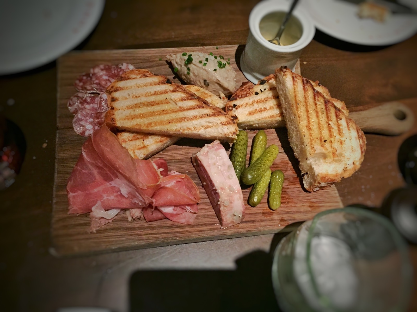 Aufschnittplatte für Raclette mit Schinken, Salami und Essiggurken — Aufschnitt zum Raclette