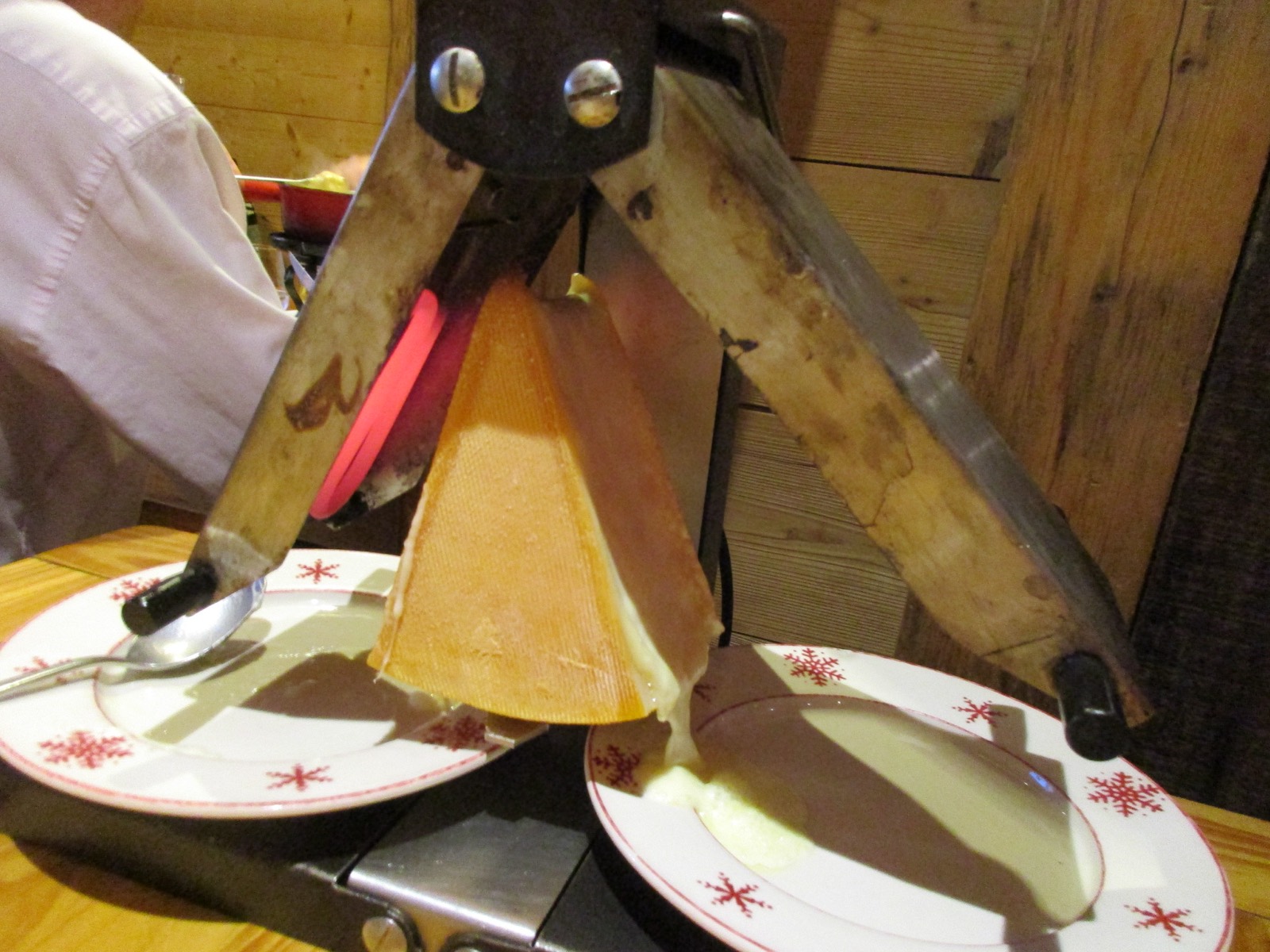 Mesa con raclette eléctrica, queso loncheado, patatas pequeñas y tabla de embutidos para una receta rápida entre semana