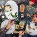 Tradiciones de raclette fundida de todo el mundo en tabla rústica