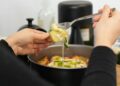 Fromage a raclette fondu servi a la fourchette