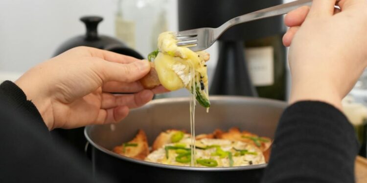 Fromage a raclette fondu servi a la fourchette