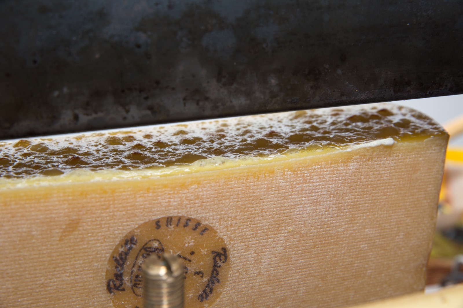 portions de fromage à raclette et pommes de terre disposées sur une table — combien de raclette par personne